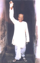 Sri Nisargadatta Maharaj de pie