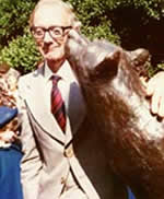 Christopher Robin descubrió la estatua que hay en el Zoo de Londres de la osa Winnie